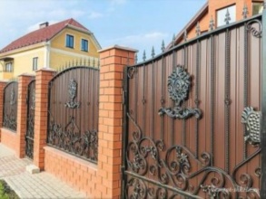 Кирпичный забор с ковкой  150 метров фото в Дрезне