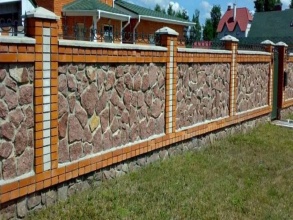 Кирпичный забор с камнем 12 метров фото в Дрезне