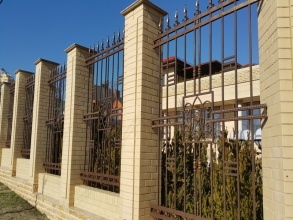 Кирпичный забор с ковкой  10 метров фото в Дрезне
